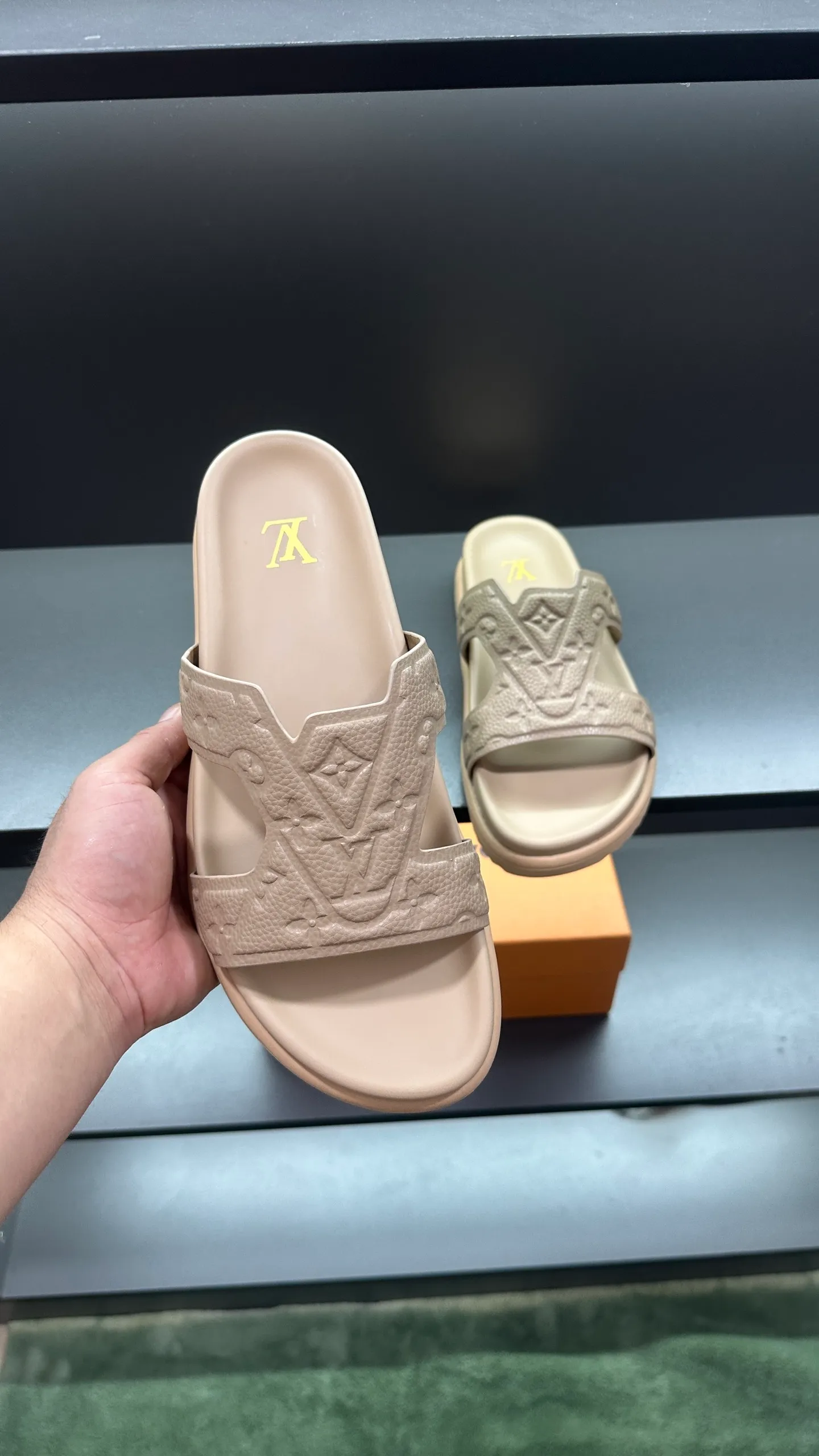 P300 🔍Top purchasing agent LV men's spring and summer slippers counter synchronized. The upper is made of cowhide fabric imported from Italy, with logo graphics and high-quality craftsmanship. The sole is: the original sole provided by the original factory. The exclusive molded sole is super comfortable. The original factory follows the order. 🔍🔍High quality. You can enter and exit the counter at will. Welcome to compare. Size 38-45